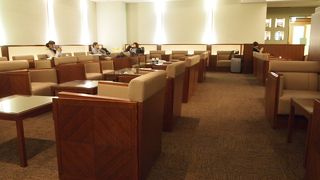 国内線の日本航空と全日空の共用ラウンジ