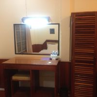 クローゼットと鏡台もあり。