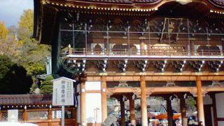 古い寺院建築や庭園が並ぶ紅葉の名所