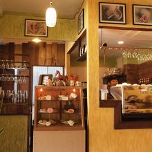 落ち着いた雰囲気の店内