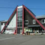 三角屋根の駅舎