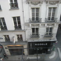 ホテル正面右に行くと十時や。左へ行き更に左へ行くとブックオフ