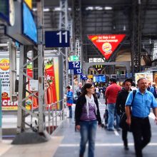 ホームが多いですが櫛形ホームなので階段利用の必要なし。