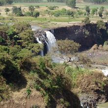 アフリカの大地の裂け目に向かって落ちていく水