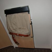 ズボンプレッサーは壁に設置されています