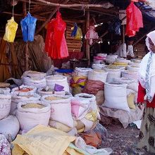 食品やら日用品やらが雑然と売られ活気がある