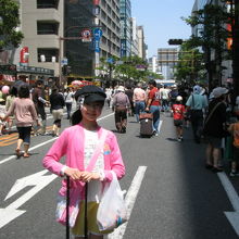 人ごみに飲まれるように、博多ドンタク見学に！