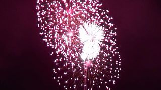 時々丸い花火が３つ上がりますが、見る方向によってはミッキーに見えるのかな？