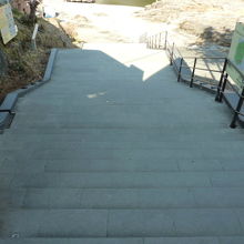 入口は階段のみで、スロープなんてありません。