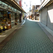 駅から土産物街を抜けて岩畳へ。