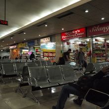 ゲート前の土産物屋等