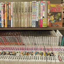 翻訳された日本の漫画がいっぱい。