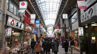 仲見世と直角にクロスする商店街