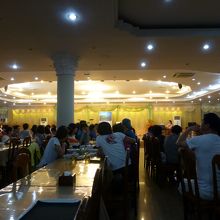 結構広いです。200〜300席はありそう？