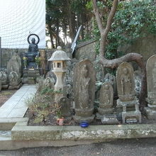 境内にある石像群