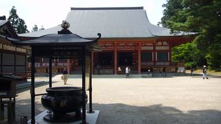 広い敷地に池がありゆったりと日本を感じられる幻想的な世界