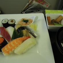 機内食のお寿司です。