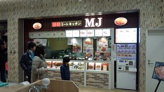 看板通りにお肉類が豊富