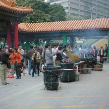 線香の煙の立ちこめる中、みなさん一心不乱にお参り