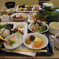 朝食でライブキッチンはあまり見たことない生野菜でした。