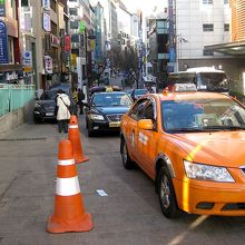 手前のオレンジの車が一般タクシー、後が黒塗りの模範タクシー。