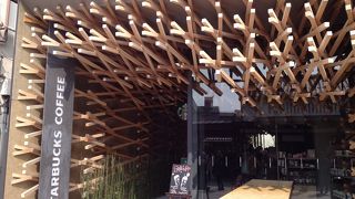 今までで一番面白い？アート？な外観のスタバ！