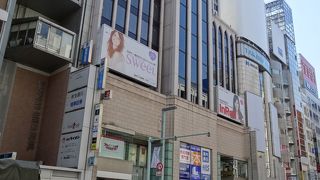 昔はひときわ目立つビルでしたが、現在は古い方の部類になりました。