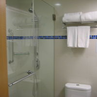 シャワーのみのバスルーム