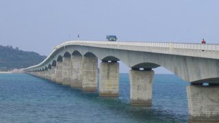 海の中を貫く橋