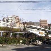 伊豆熱川駅に降り立てばもう湯煙が立ち込めています