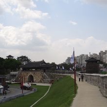 華西門左上、屋根付の建物が西北角楼