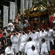 神輿が船で湾内を巡幸