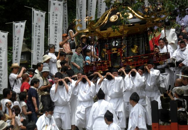 神輿が船で湾内を巡幸