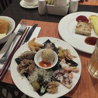 朝食バイキング、調子に乗って取りすぎました。