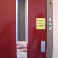 日本ではお目にかかれないエレベーターの扉