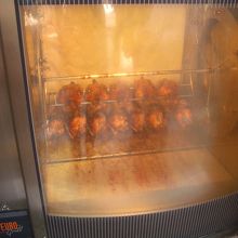 店頭でローストされるチキン