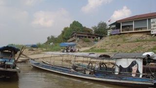 目と鼻の先のチェンコンに渡る国際ボート、フエサイ・スローボート