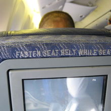 座席は狭いので大きな人は離陸時も席を倒したまま！
