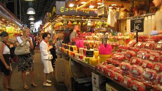 スペインらしいカラフルな市場