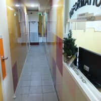 手前が管理人室。通路の両側が部屋です