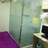 奥がシャワー室兼トイレ、左がベット、右にテレビです。