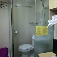 トイレとシャワーには仕切りありません