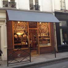 こじんまりとした店なので見逃さないように！