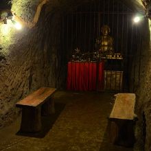 ジャパニーズ・トンネル内には仏像が置かれている横穴も。