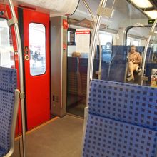 カラフルなのにチカチカした印象は受けません。センスの良い色。