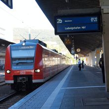 ホームに進入してくるRE。