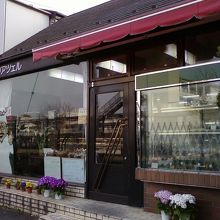 お店は広いですよ。