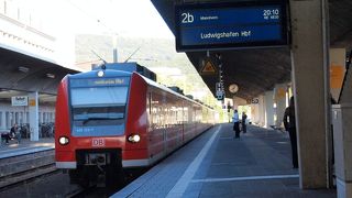 赤と群青色の配色がかわいい！定刻通りで安心。