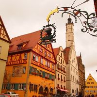 写真中央がホテル。道路を挟んだ向かいには別館があります。