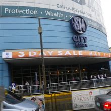 LRTセントラル駅側の入口